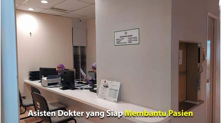 Suster dokter di Mahkota Medical Centre yang siap membantu pasien